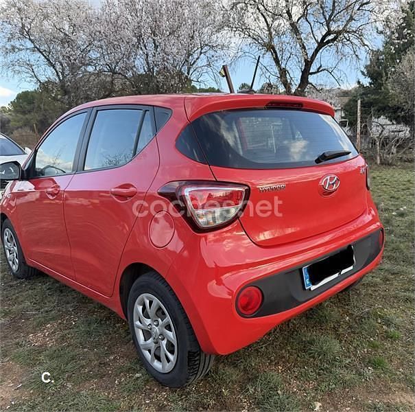 Usado Hyundai i10 66 CV (48 kW) 2019 Rojo Utilitario