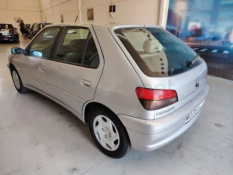 Usado Peugeot 306 90 CV (66 kW) 2000 Gris / plata Berlina