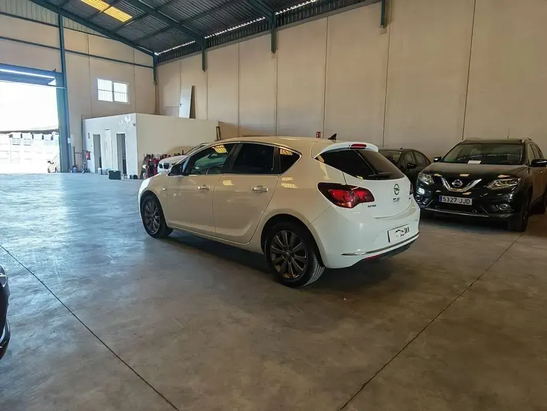 Usado Opel Astra Sportive 110 CV (80 kW) 2013 Blanco Utilitario