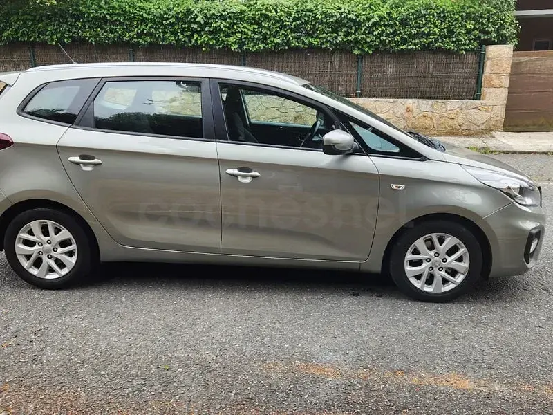 Usado Kia Carens 115 CV (84 kW) 2017 Verde Monovolumen