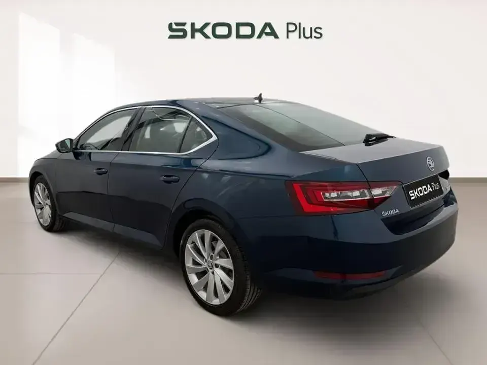 Usado Skoda Superb Style 150 CV (110 kW) 2017 Azul Berlina