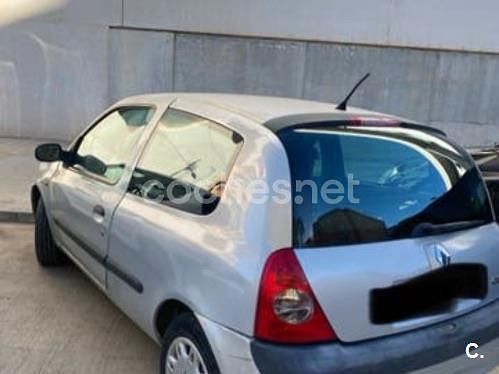 Usado Renault Clio II 98 CV (72 kW) 2003 Gris / plata Berlina
