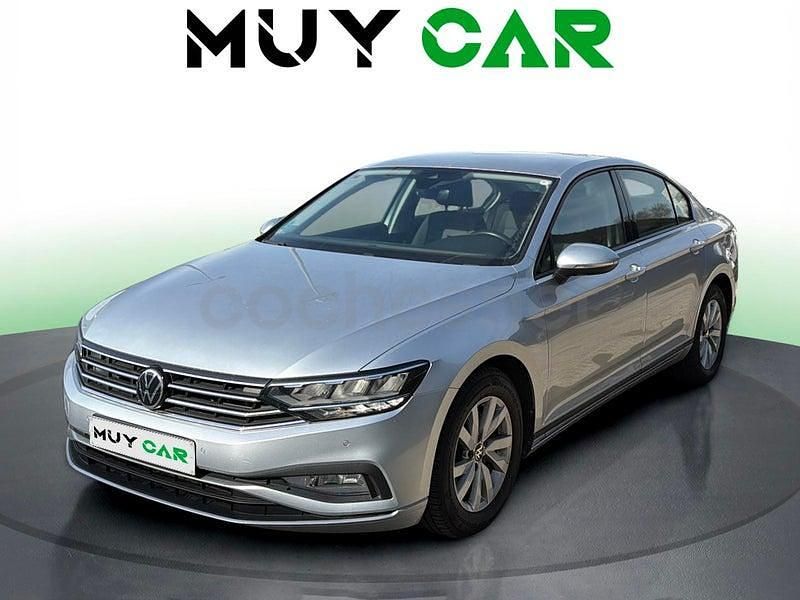 Usado VW Passat Business 150 CV (110 kW) 2021 Gris / plata Berlina