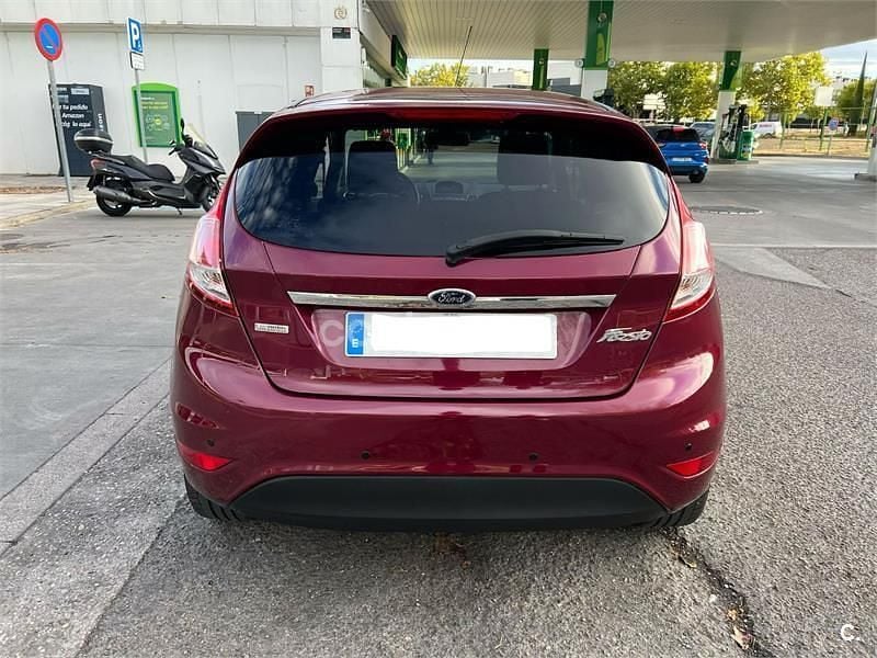 Usado Ford Fiesta Titanium 100 CV (73 kW) 2013 Violeta / lila Utilitario