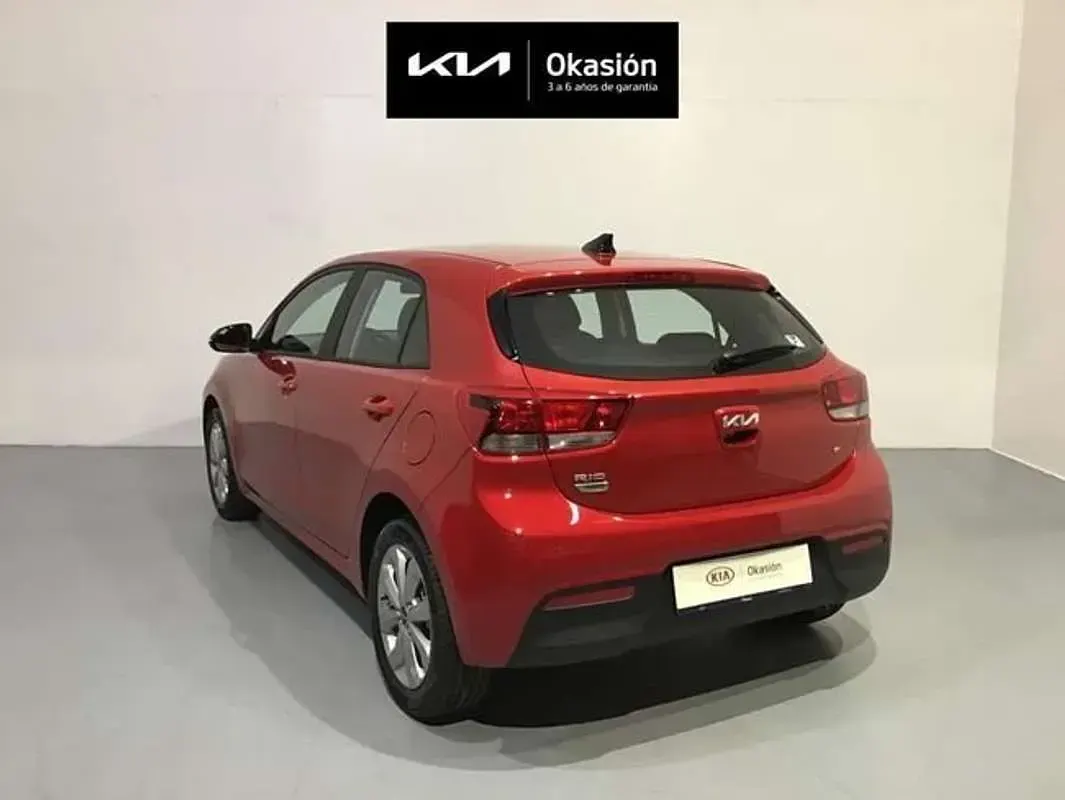Usado Kia Rio 120 CV (88 kW) 2022 Rojo Berlina