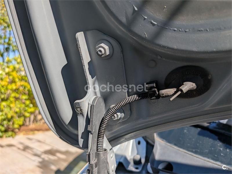 Usado VW Touran Advance 140 CV (102 kW) 2010 Gris / plata Monovolumen