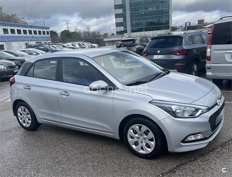 Usado Hyundai i20 84 CV (61 kW) 2018 Gris / plata Berlina