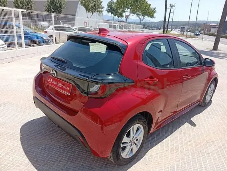 Usado Toyota Yaris 125 CV (91 kW) 2024 Rojo Utilitario