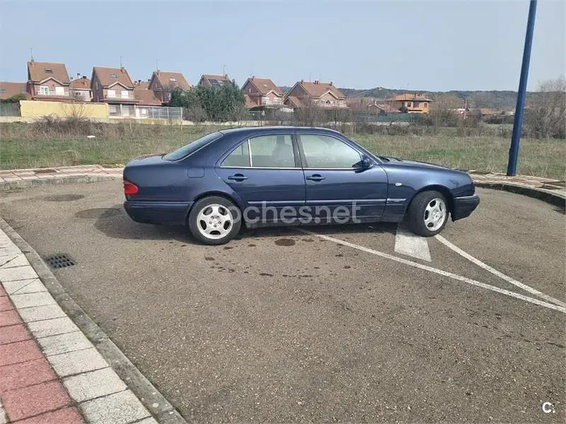 Usado Mercedes E220 Classic 95 CV (69 kW) 1997 Azul Berlina