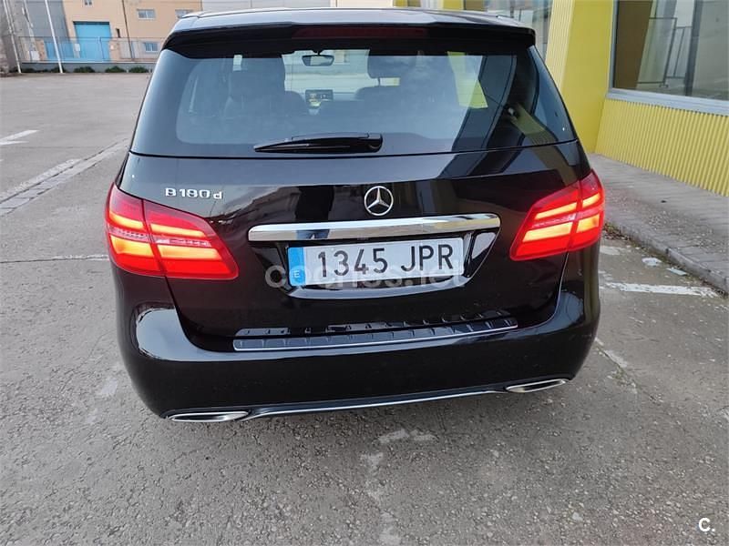 Usado Mercedes B180 AMG 109 CV (80 kW) 2016 Negro Utilitario