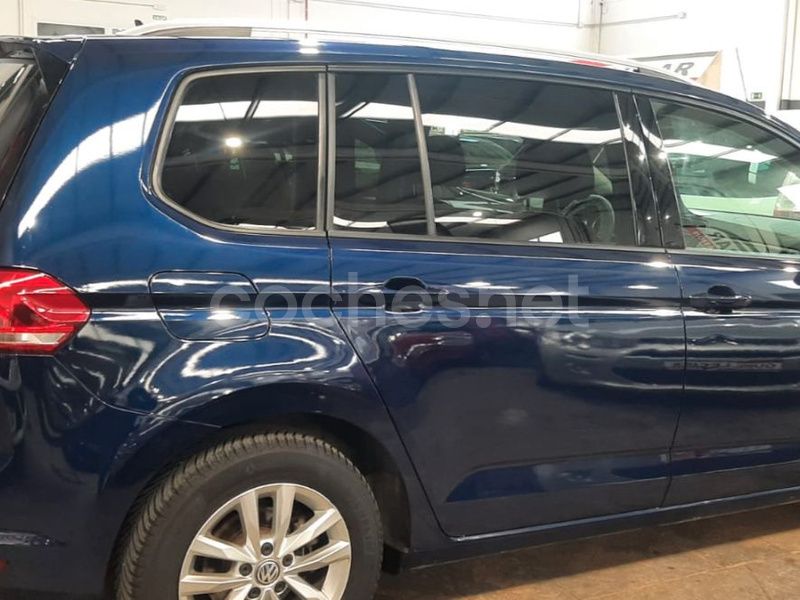 Usado VW Touran Advance 150 CV (110 kW) 2018 Azul Monovolumen