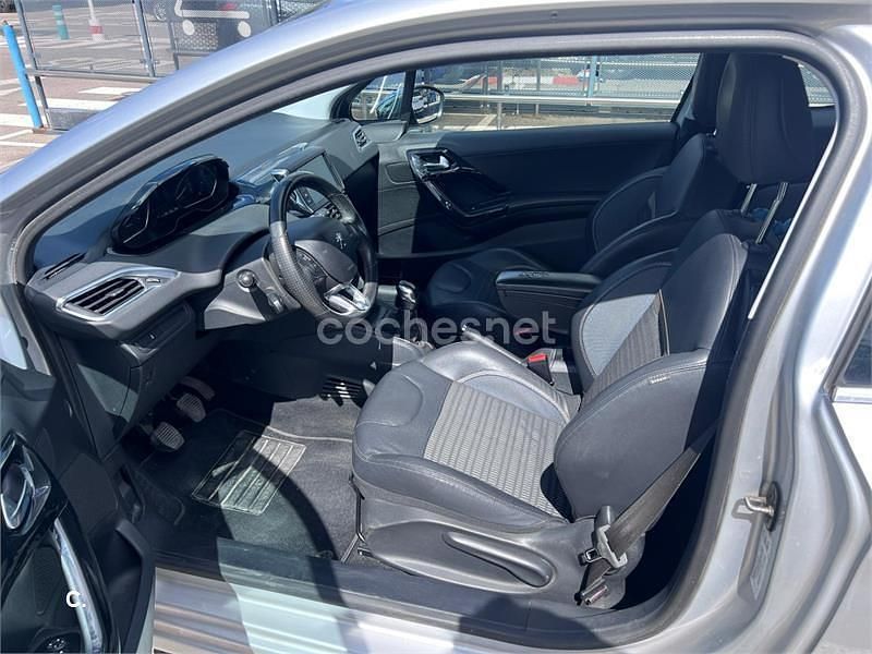 Usado Peugeot 208 Allure 95 CV (69 kW) 2013 Gris / plata Utilitario