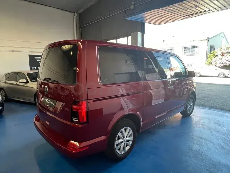 Usado VW Caravelle 150 CV (110 kW) 2023 Granate Van