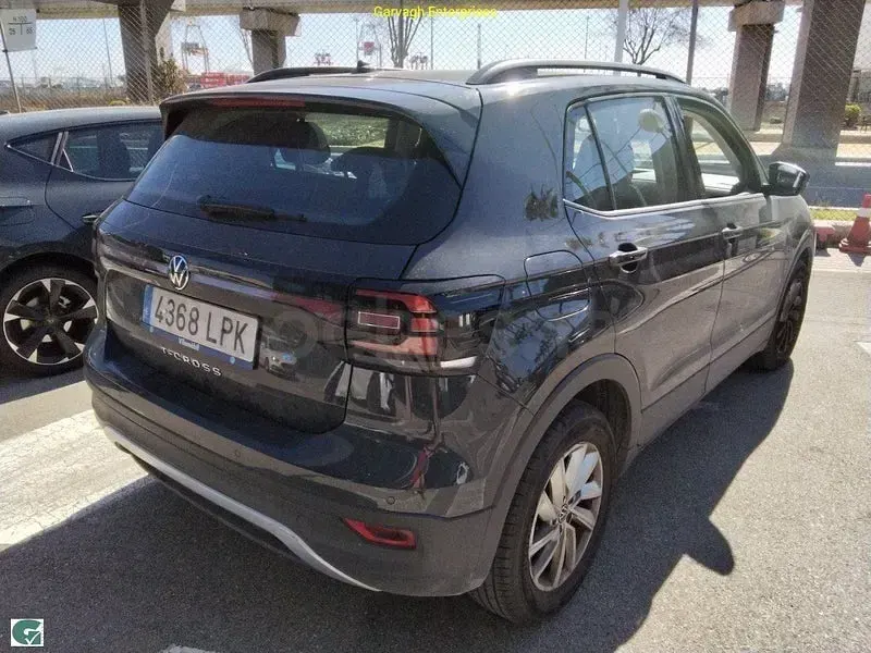 Usado VW T-Cross Advance 110 CV (80 kW) 2021 Gris / plata SUV