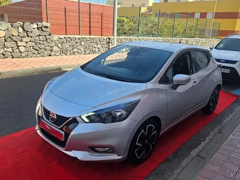 Usado Nissan Micra Acenta 92 CV (67 kW) 2022 Gris Utilitario