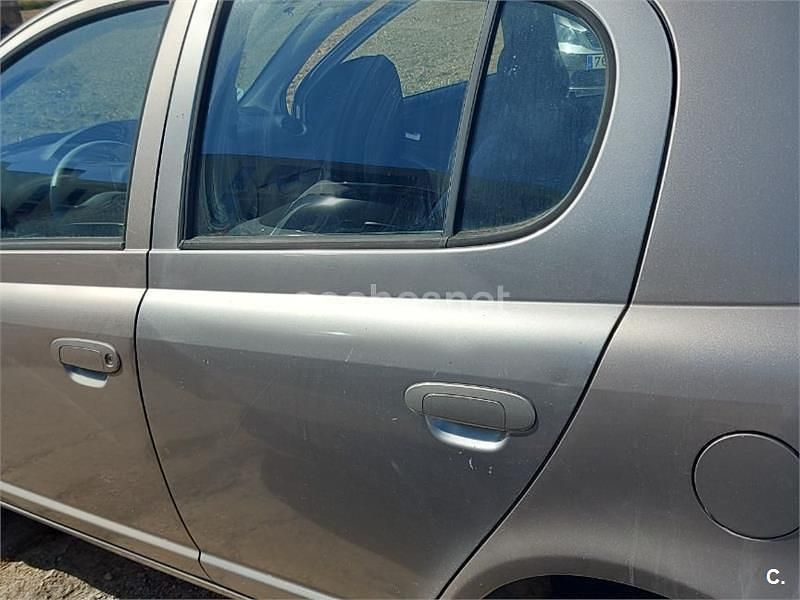 Gris / plata Usado 2003 Toyota Yaris Sol Berlina | 1600 € (Buen precio) - Imagen 1/3