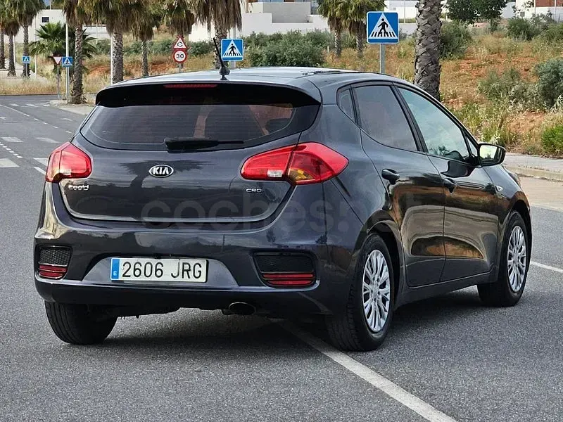 Usado Kia Ceed GT 90 CV (66 kW) 2017 Gris / plata Berlina