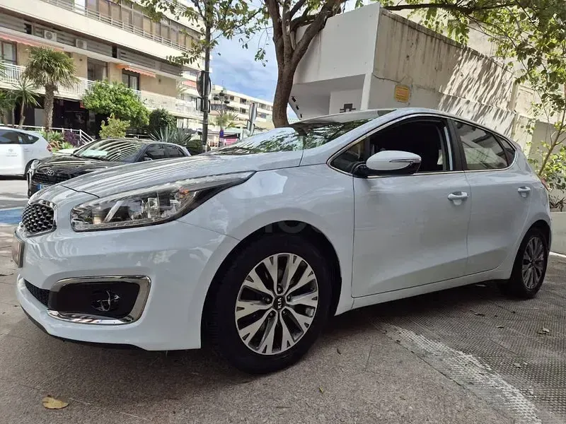 Usado Kia Ceed GT 90 HP (66 kW) 2017 Branco Sedan