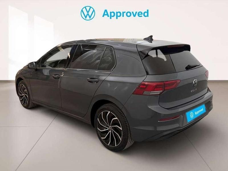 Usado VW Golf VIII Life 110 CV (80 kW) 2022 Gris Utilitario