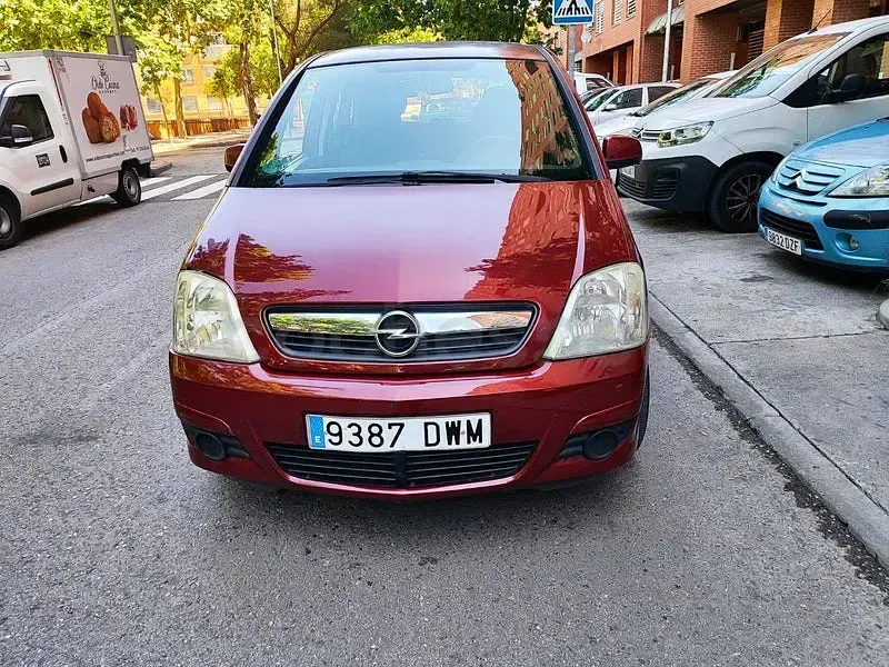 Usado Opel Meriva Cosmo 105 CV (77 kW) 2006 Granate Monovolumen