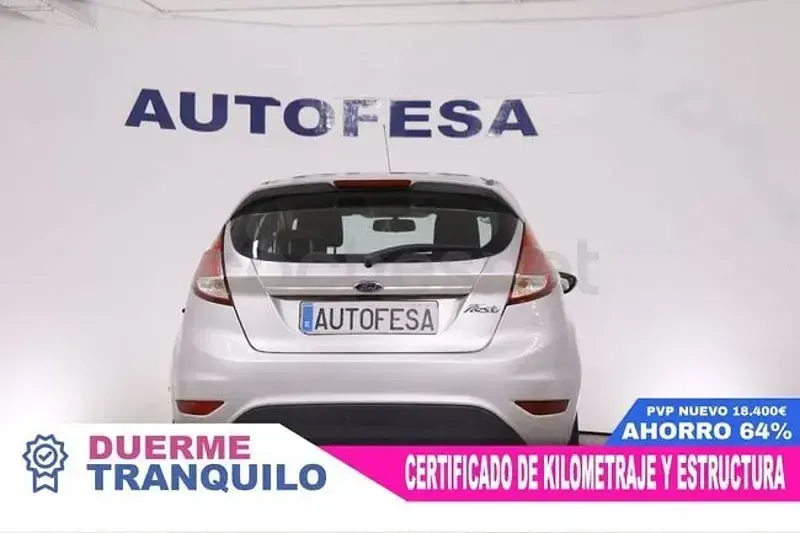 Usado Ford Fiesta Trend 82 CV (60 kW) 2015 Gris / plata Utilitario