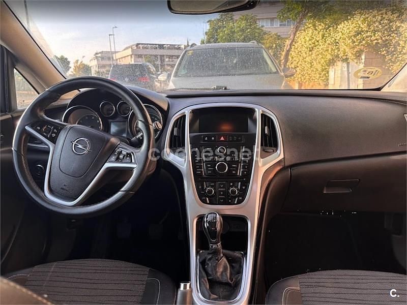 Usado Opel Astra Selective 110 CV (80 kW) 2014 Gris / plata Familiar