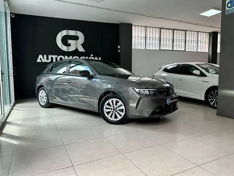 Usado Opel Astra Edition 130 CV (95 kW) 2023 Gris / plata Utilitario