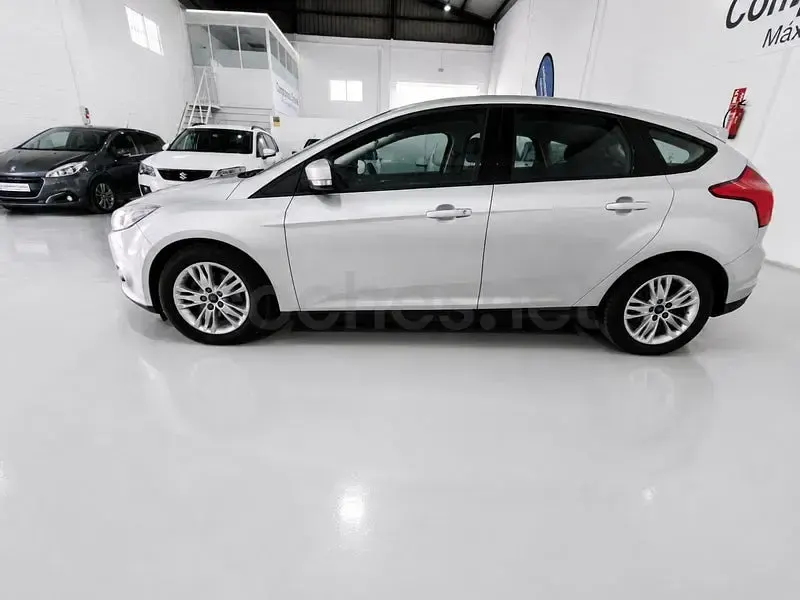 Usado Ford Focus Trend 90 CV (66 kW) 2011 Gris / plata Berlina