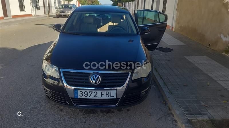 Usado VW Passat Highline 140 CV (102 kW) 2005 Negro Berlina