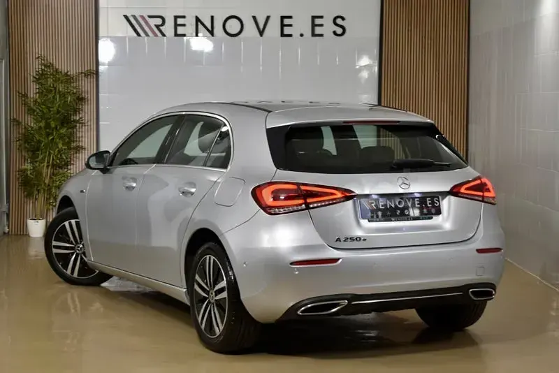 Usado Mercedes A250 218 CV (160 kW) 2021 Gris / plata Berlina