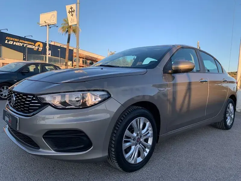 Usado Fiat Tipo Lounge 95 CV (69 kW) 2017 Marrón Berlina
