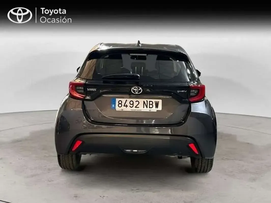 Usado Toyota Yaris Hybrid Active 116 CV (85 kW) 2025 Gris Berlina