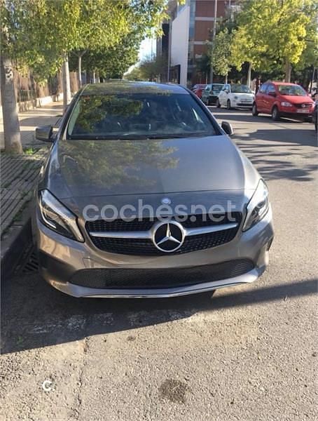 Usado Mercedes A180 Urban 109 CV (80 kW) 2016 Gris / plata Berlina