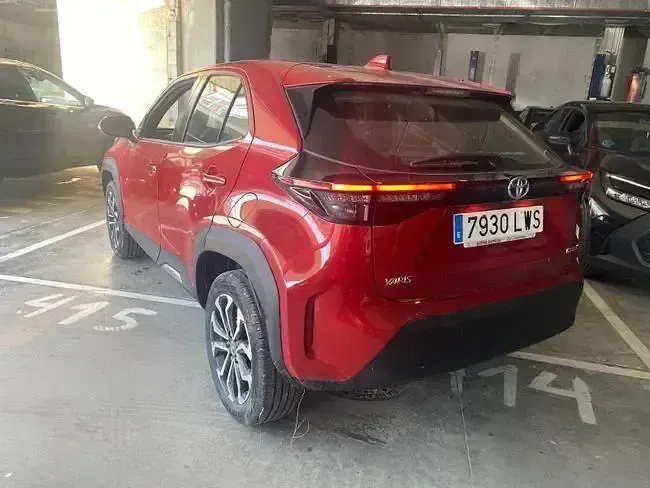 Usado Toyota Yaris Active 115 CV (84 kW) 2022 Rojo Utilitario