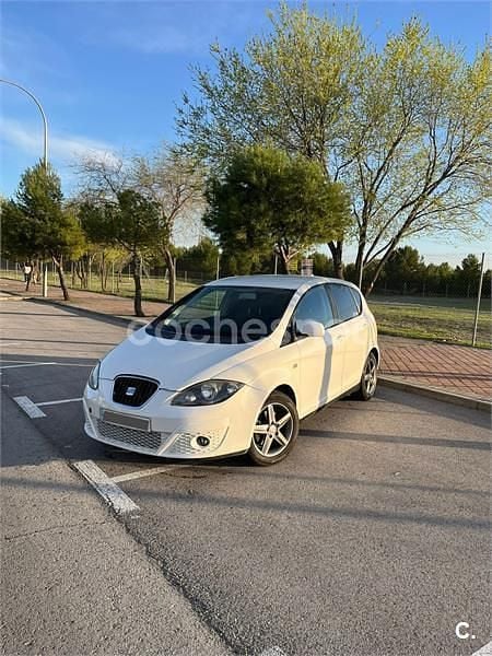 Usado Seat Leon ST Style 105 CV (77 kW) 2014 Blanco Familiar