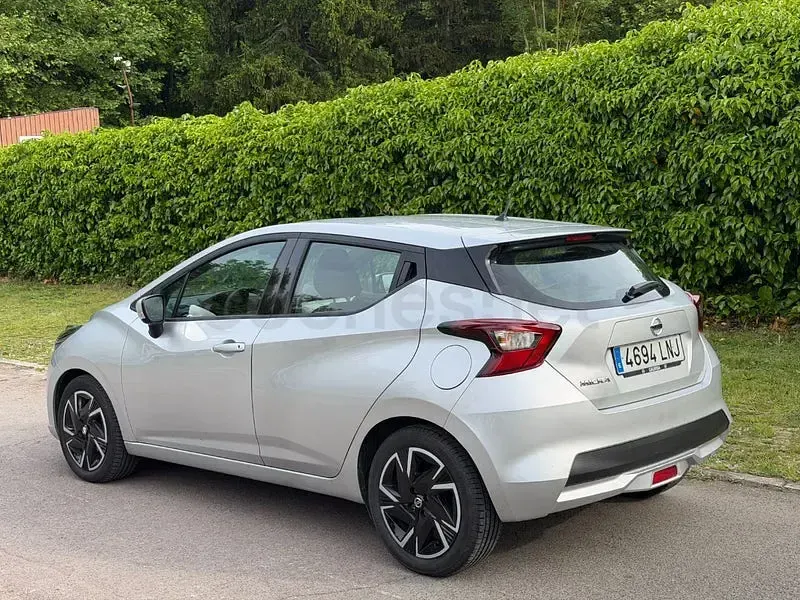 Usado Nissan Micra Acenta 92 CV (67 kW) 2021 Gris / plata Utilitario