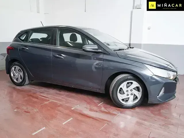 Usado Hyundai i20 101 CV (74 kW) 2022 Gris Berlina