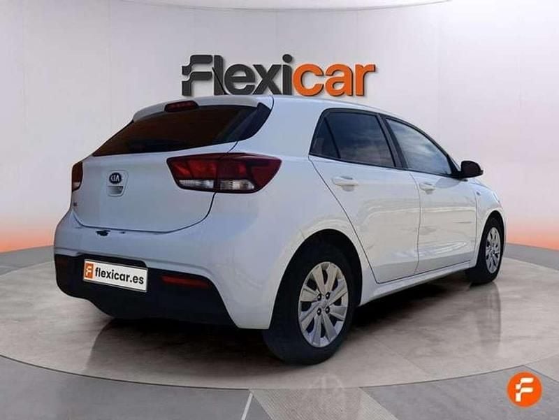 Usado Kia Rio 84 CV (61 kW) 2018 Blanco Berlina
