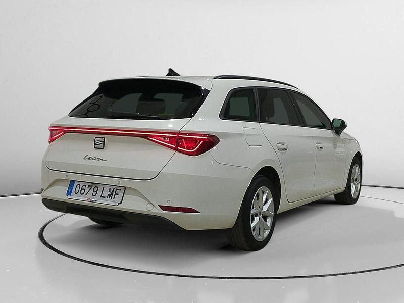 Usado Seat Leon Style 151 CV (111 kW) 2020 Blanco Familiar