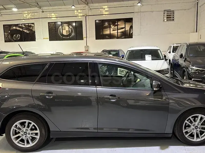 Usado Ford Focus Trend 120 CV (88 kW) 2017 Gris / plata Familiar