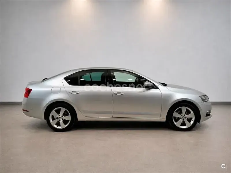 Usado Skoda Octavia Style 150 CV (110 kW) 2019 Gris / plata Berlina