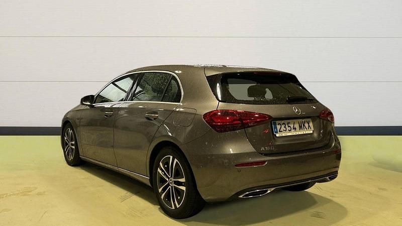 Usado Mercedes A180 136 CV (100 kW) 2023 Gris Utilitario