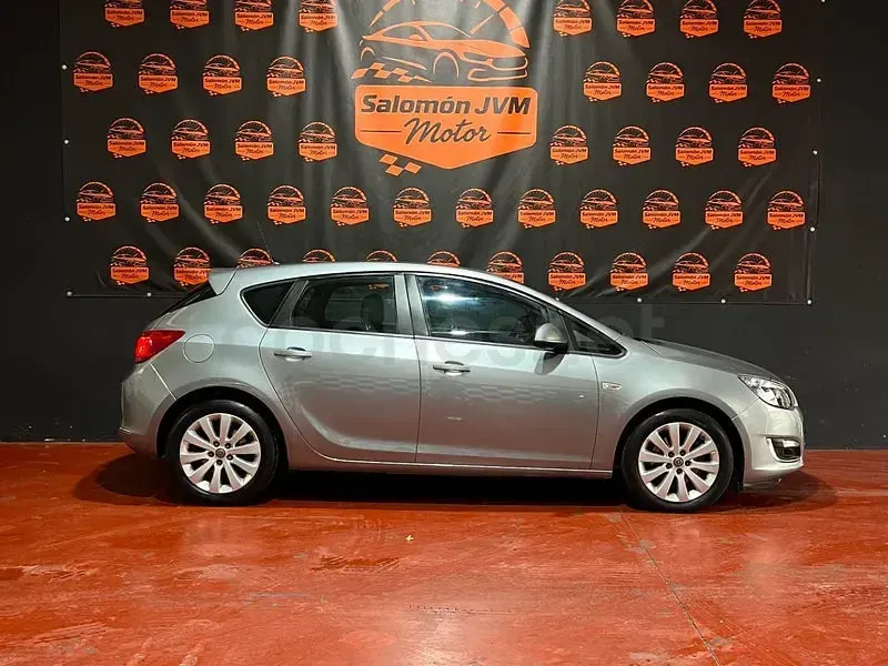 Usado Opel Astra Business 110 CV (80 kW) 2013 Gris / plata Familiar