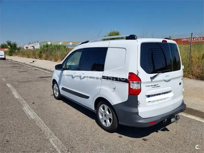 Usado Ford Tourneo Courier Trend 100 CV (73 kW) 2018 Blanco Monovolumen