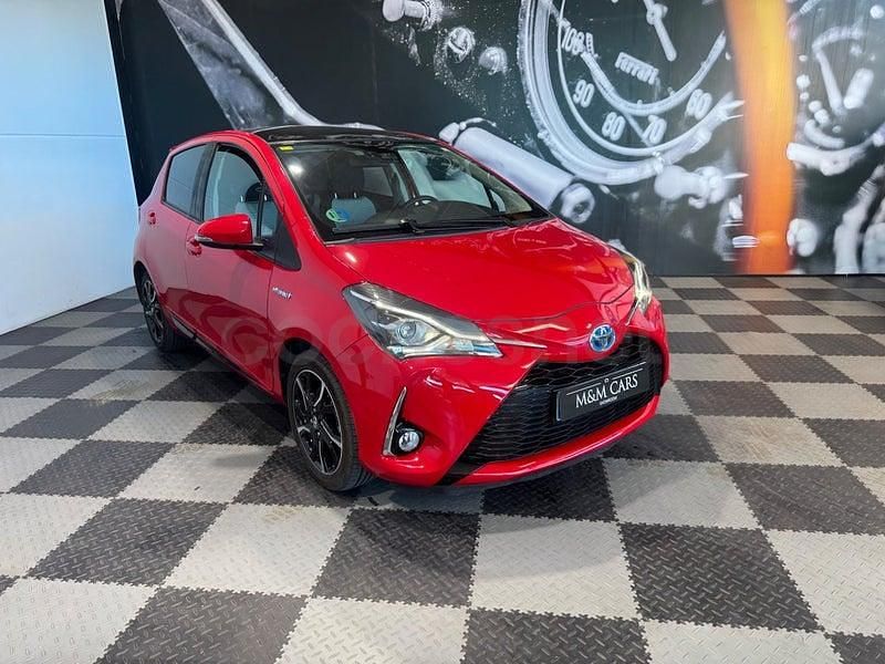 Usado Toyota Yaris Hybrid Active 100 CV (73 kW) 2018 Rojo Berlina