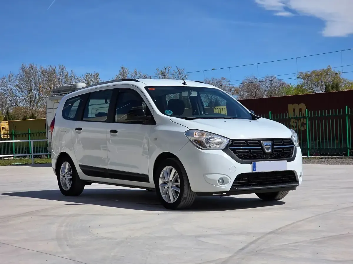 Usado Dacia Lodgy Comfort 116 CV (85 kW) 2021 Blanco Monovolumen