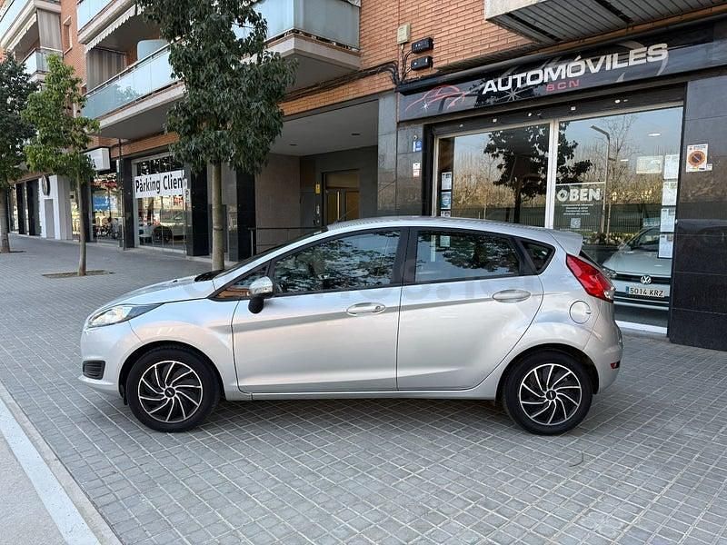 Usado Ford Fiesta Trend 82 CV (60 kW) 2015 Gris / plata Berlina