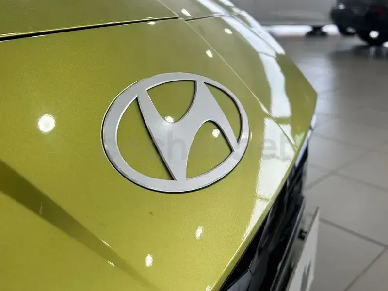 Usado Hyundai i20 100 CV (73 kW) 2024 Verde Utilitario