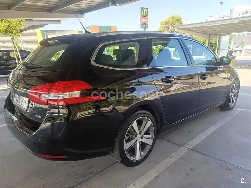 Usado Peugeot 308 Allure 130 CV (95 kW) 2017 Negro Berlina