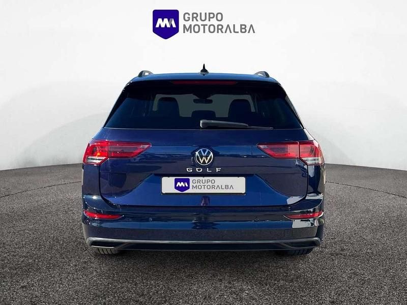 Usado VW Golf VIII Life 110 CV (80 kW) 2022 Azul Familiar
